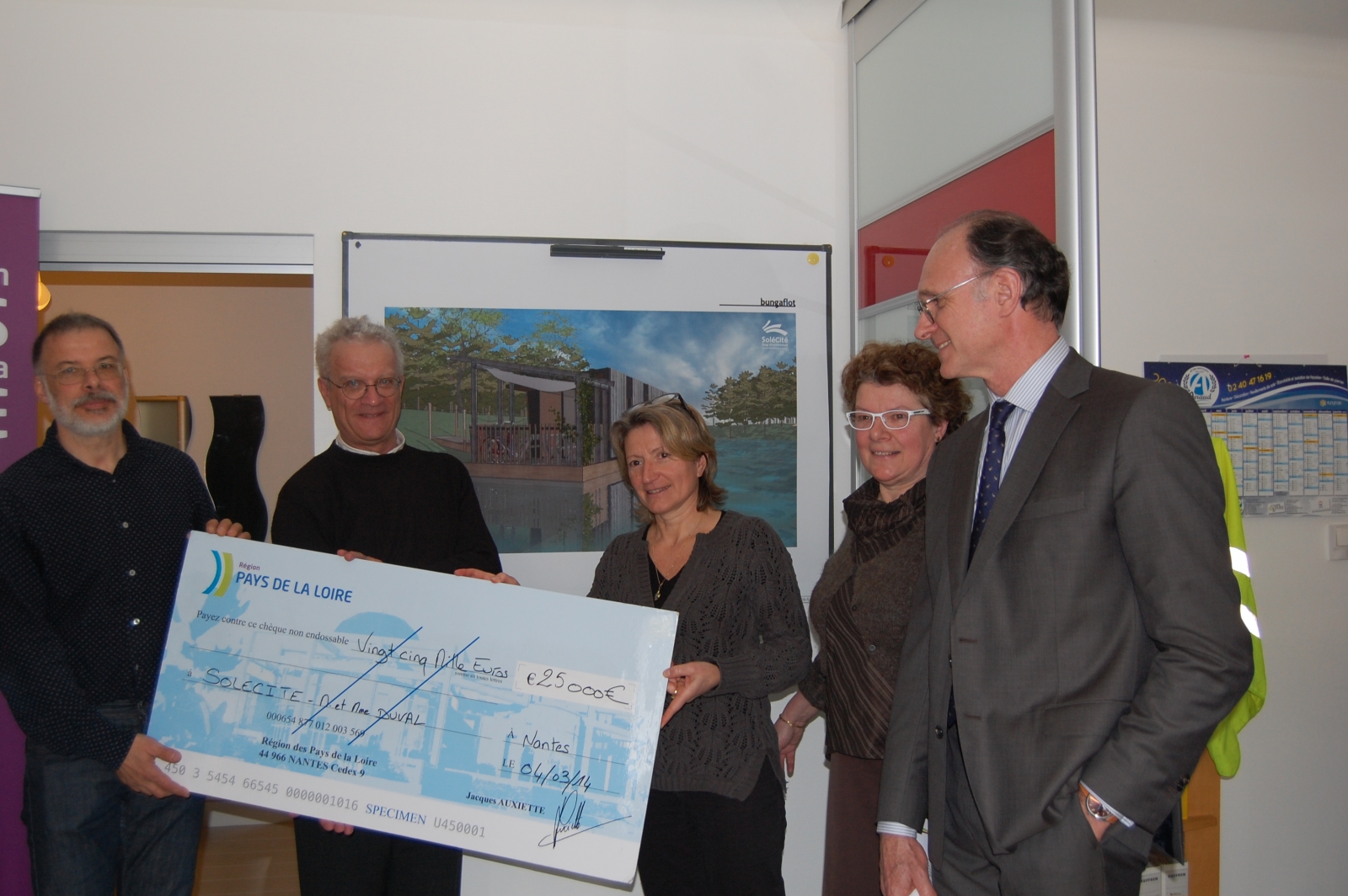 Remise du chèque de subvention 500 projets pour les territoires pour le projet bungaflot