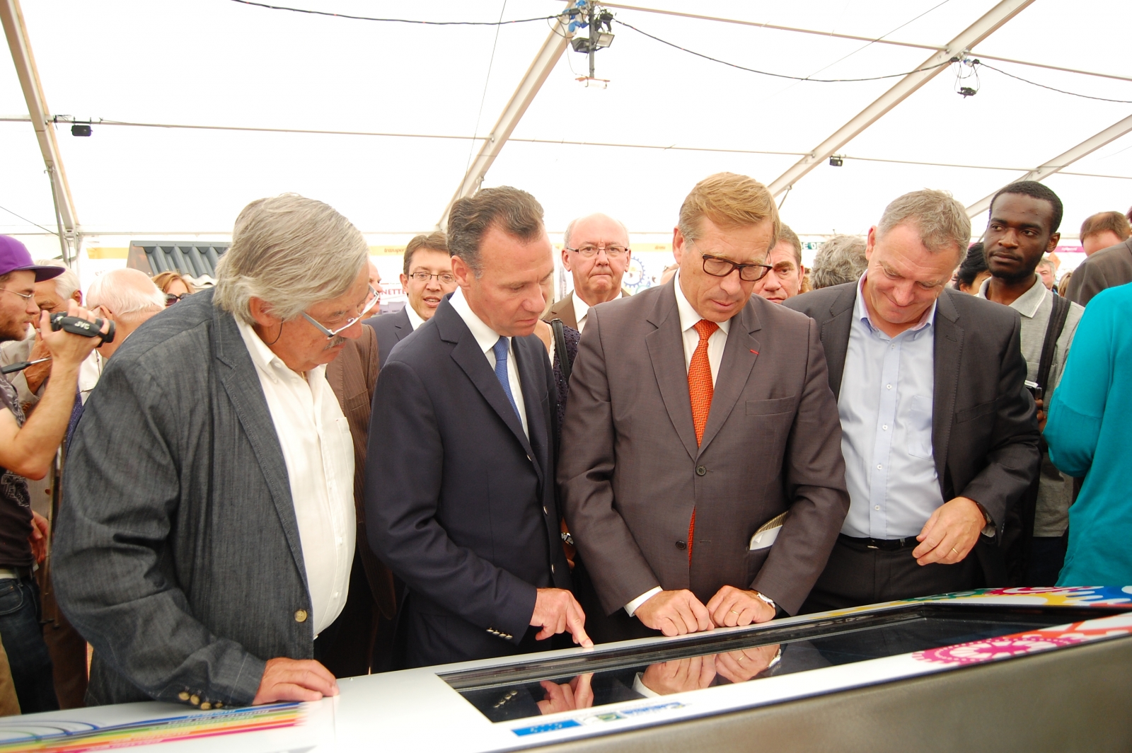 Jean-François Gendron, président de la CCI Nantes St-Nazaire, entouré de Joël Fourny, président de la Chambre de Métiers de Loire Atlantique, de Alain hunault, maire de Châteaubriant et de George Garnier, président du comité de la Foire de Béré
