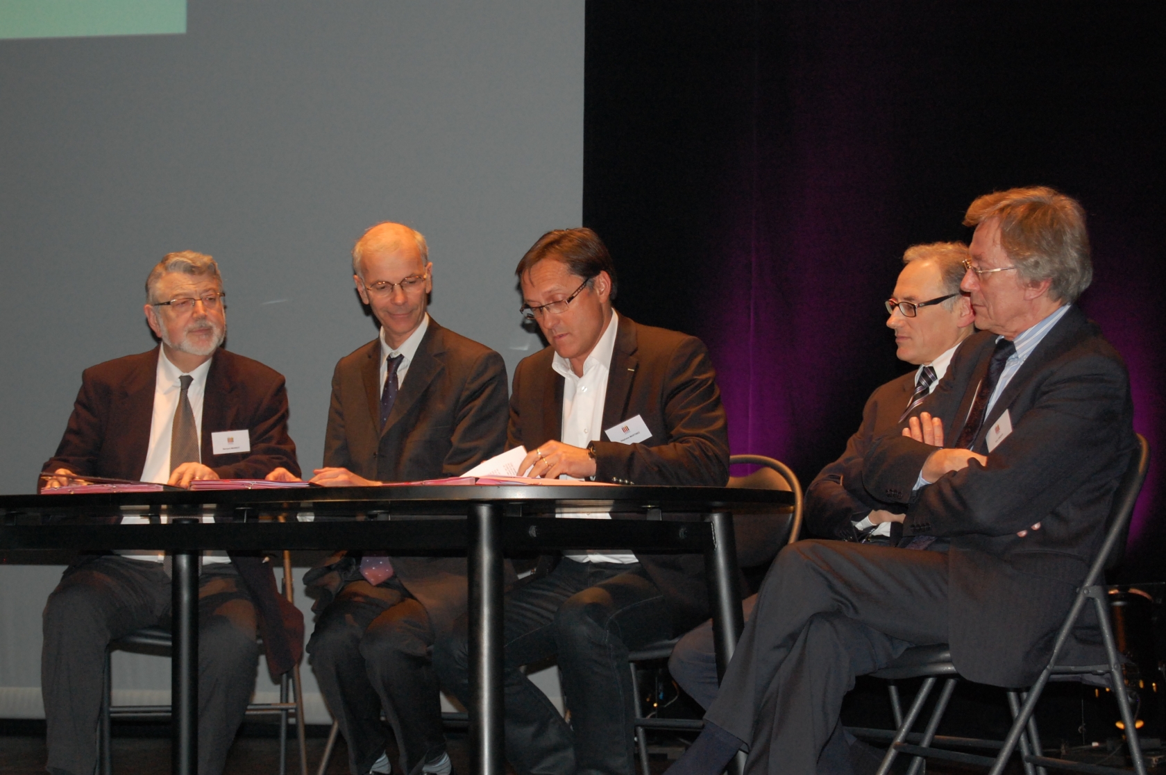 Signature des statuts de l'association pôle mécénat des Pays de la Loire