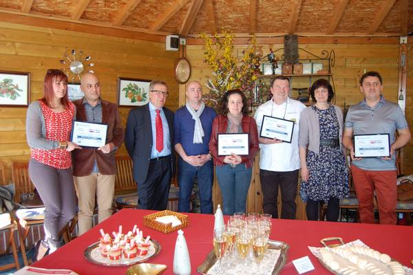 Légende de gauche à droite : Marion CLAUDE et Tareq ABU KHATER propriétaires de L’Auberge de l’Ecluse, Jean-Luc CADIO, Vice-Président de la CCI Nantes St-Nazaire, Arnaud et Nathalie CIESIELSKI Le Clos du Cellier, Jean-Paul et Geneviève GASNIER les Terrasses de Bel Air, Christophe CRAND La Charbonnière Chefs du Pays d'Ancenis lauréat de Mon commerce a des idées Pays d'Ancenis