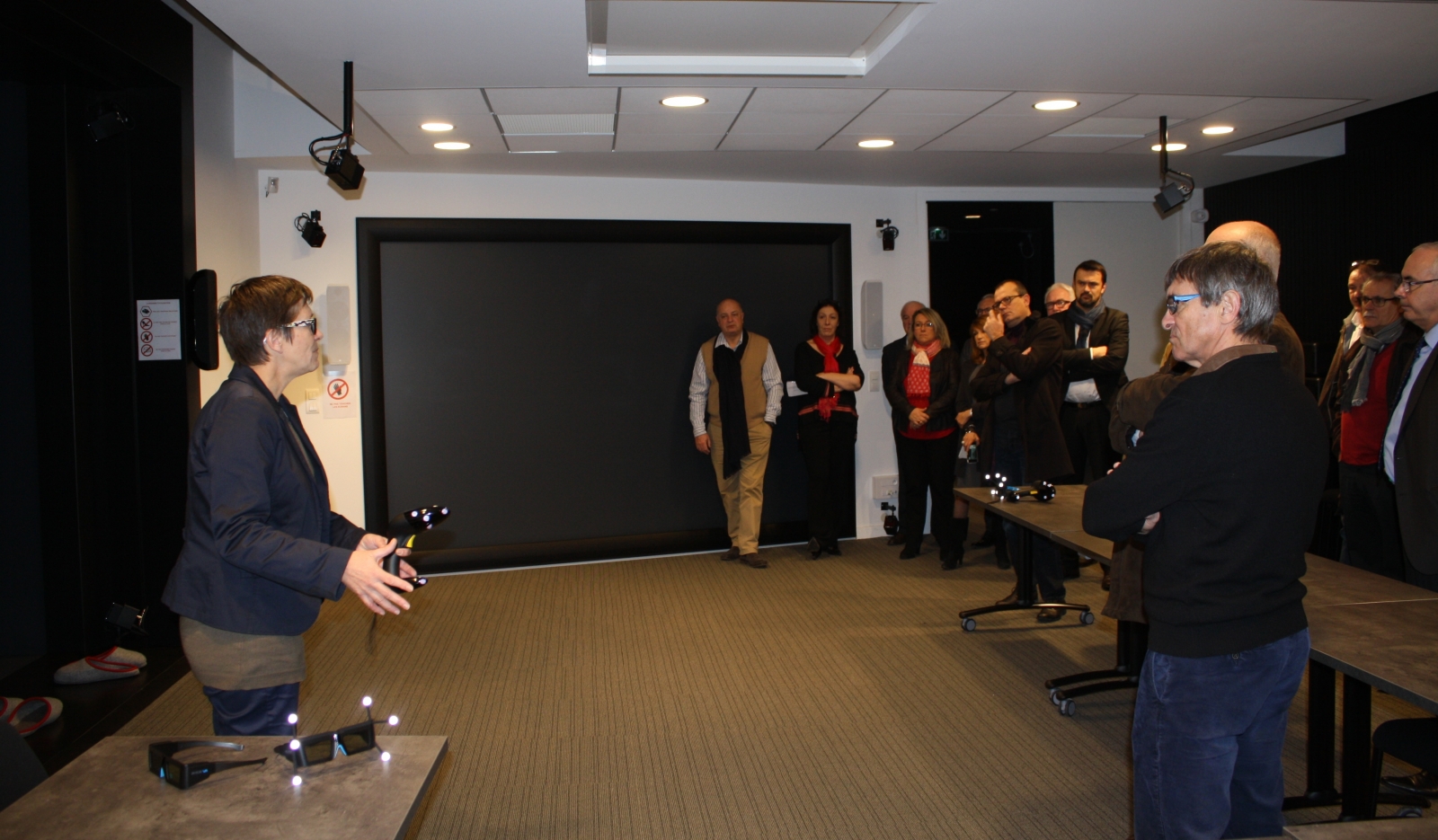 Sophie Levionnois, Directrice du Technocampus Smart Factory présente les équipements du Centre de réalité virtuelle aux membres des Conseil territoriaux