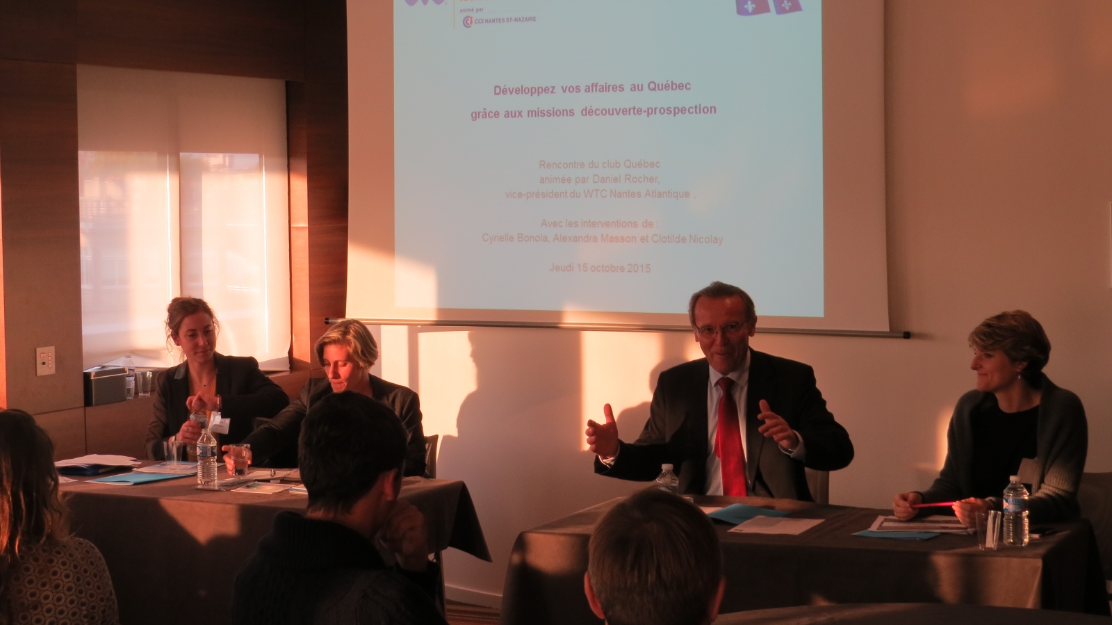 Daniel Rocher, vice-pdt du WTC Nantes Atlantique, entouré de Clotilde Nicolay (à droite), Alexandra Masson et Cyrielle Bonola (à gauche)