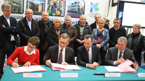 Signature de la convention Economie et Territoires du Castelbriantais par Annie Hupe, Vice-Présidente de la Chambre d'agriculture, Jean-François Gendron, Président CCI Nantes St-Nazaire, Alain Hunault, Président de la Communauté de Communes du Castelbriantais et Joël Fourny, Président de la Chambre des Métiers et de l'Artisanat