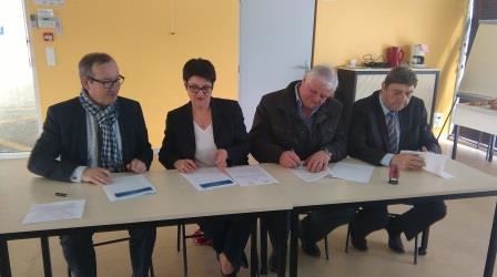 Signature de la Convention économie et territoires : Patrick Lejallé, délégué du président CCI Nantes St-Nazaire, Nelly SORIN présidente de la CC Vallée de Clisson, Didier Papin vice-président CMA, Claude Cesbron vice président CCVC Signature de la Convention économie et territoires : Patrick Lejallé, délégué du président CCI Nantes St-Nazaire, Nelly SORIN présidente de la CC Vallée de Clisson, Didier Papin vice-président CMA, Claude Cesbron vice président CCVC