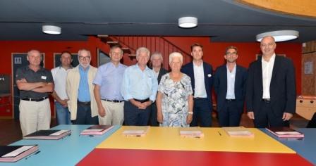 les signataires de la charte Cadréan (de gauche à droite): JY Bernard - parc Brière, P Haspot - LAGRENE, A Massé - syndicat Brivet, B Hug de Larauze - CCI, P Grosvalet - CD, D Papin - CMA, M Lemaitre - Maire Montoir, JM Legoff - ACE, M Arnout - Sonadev, JP Chalus Grand Port Maritime
