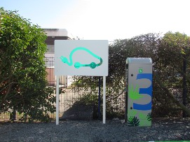 Borne de recharge électrique installée sur le site de Docuworld à Ste Luce-sur-Loire