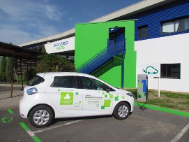 Voiture électrique en charge faisant partie de la flotte de Docuworld