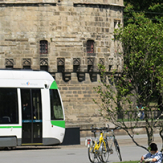 Tram près du château Nantes