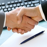 Entrepreneurs et chercheurs au travail ensemble